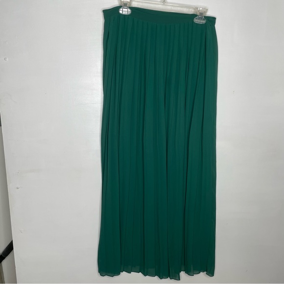 Sparkle & Fade Emerald Green Pleated Chiffon skirt - Picture 2 of 4